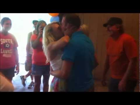 شاهد  لحظة إغماء فتاة بعد طلب حبيبها الزواج منها