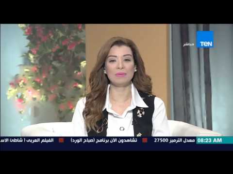 شاب يستخدم بخاخات الثلج في رسم لوحات الشتاء على زجاجات النوافذ