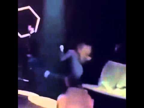 بالفيديو فتاة تقتحم المسرح وتطارد تامر حسني