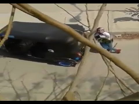 شاهد فتاة مصرية تفاجئ والدتها بالرقص على أنغام توك توك