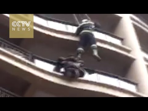 شاهد رجل إطفاء ينقذ امرأة من الانتحار بشكل مثير