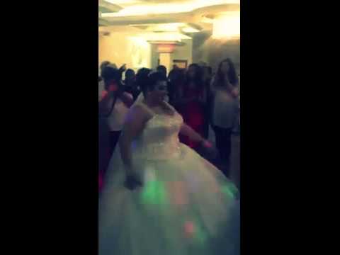 بالفيديو عروس تُثير الجدل أمام عريسها