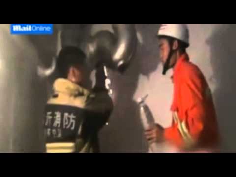 شاهد طالبة صينية تلد طفلة وترميها في الصرف الصحي