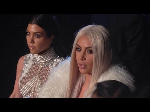 شاهدعائلة كارداشيان تتألق بالأبيض