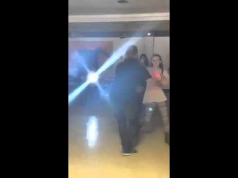 بالفيديو «وصلة رقص» بين فتاة ووالدها داخل المدرسة