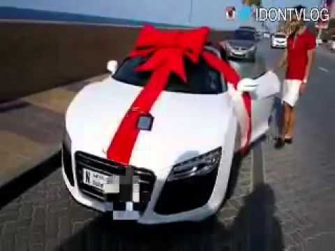 بالفيديو شاب يُهدي حبيبته سيارة فارهة