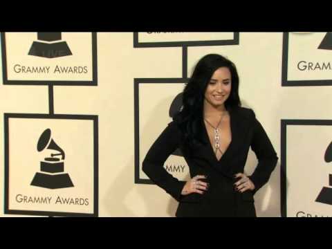 شاهد ديمي لوفاتو تظهر بإطلالة كلاسيكية على السجادة الحمراء