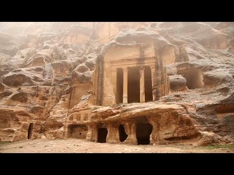 أمطار غزيرة تتساقط على البتراء وتؤدي إلى إغلاقها مؤقتًا في وجه السُّياح