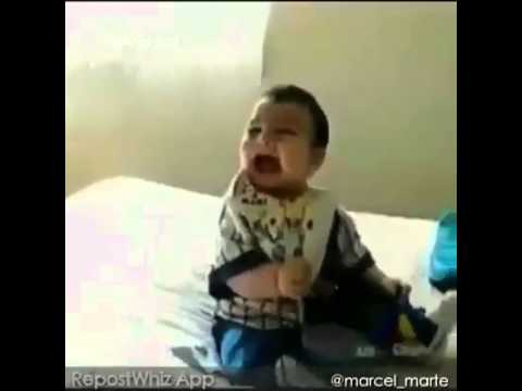 بالفيديو موقف محرج لفتاة حسناء ترقص خلف الباب