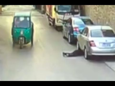 25 شخصًا يرفضون مساعدة امرأة عجوز