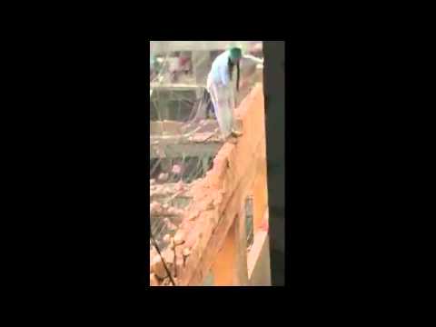 شاهد عامل بناء ينافس أمهر لاعبي السيرك في التوازن