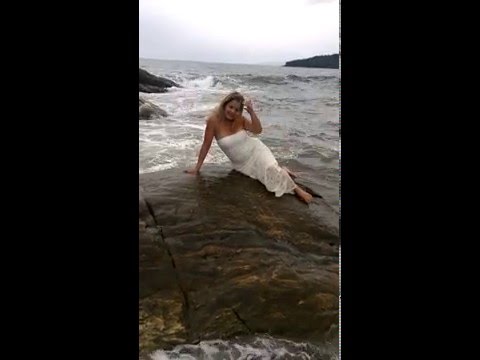 بالفيديو رجل أراد التقاط صورة رومانسية لزوجته