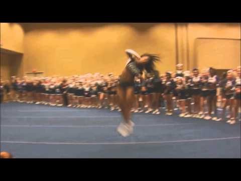 فتاة تذهل الجميع بمهارة القفز في الهواء