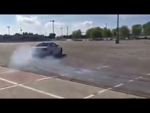 بالفيديو فتاة حسناء تستعرض مهاراتها في قيادة السيارات