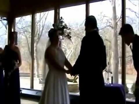 شاهد لحظة سقوط شاب فاقدًا الوعي