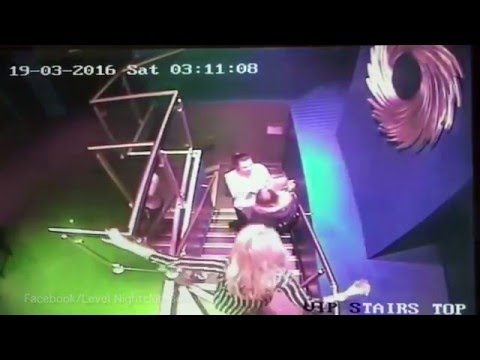 شاهد سيدة تتعرض لسقطة محرجة في ملهى ليلى