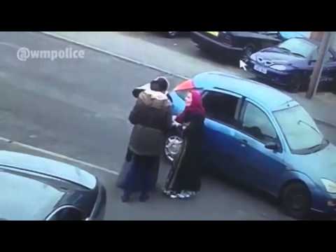 فيديو عصابة تسرق عن طريق المعانقة