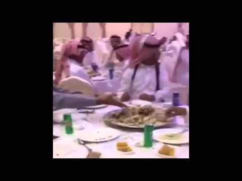 شاهد شاب يتعرض لموقف محرج في حفل زفاف