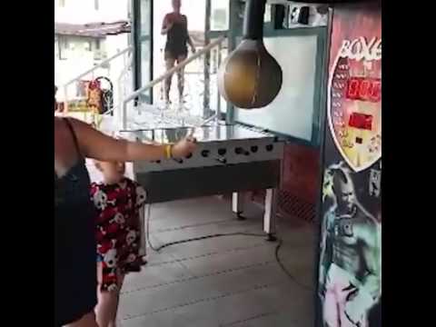 بالفيديو امرأة تتعرض لموقف محرج 