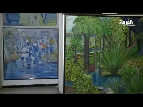 شاهد طبيب يحوّل عيادته إلى معرض تشكيلي