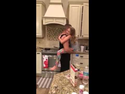 بالفيديو قصة حب بين أب وابنته تتلخص في رقصة