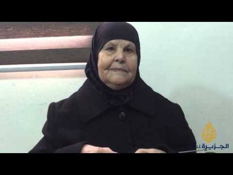 شاهد خانم الأتاسي تتعلم الحياكة رغم تقدم عمرها