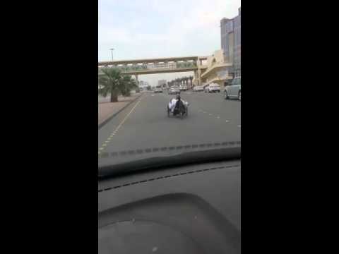 مسن يقود دراجة هوائية بثلاث عجلات يثير الجدل
