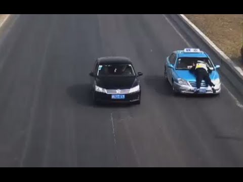 free taxi man drives away with cop on hood after traffic stop in china