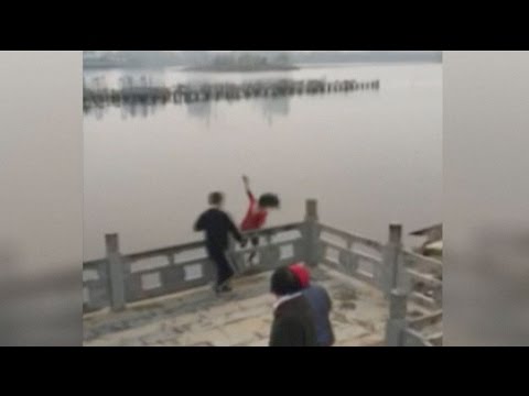 passersby rescue woman from a lake in east china