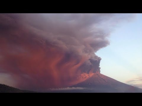 balis volcano erupts