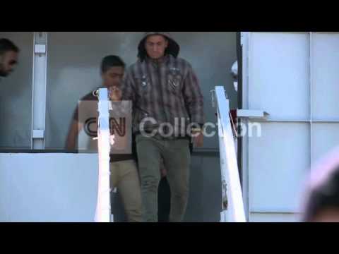 400 migrants getting out of the shipsicily shore