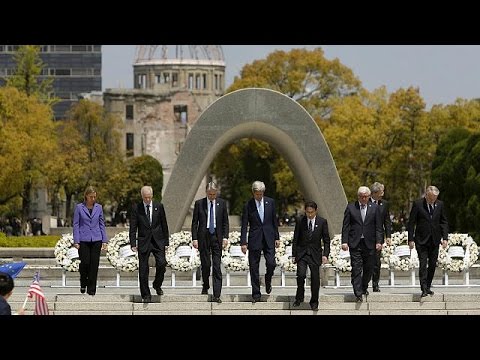 john kerry lays flowers at hiroshima memorial
