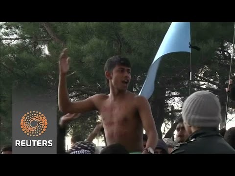 migrants scuffle with police