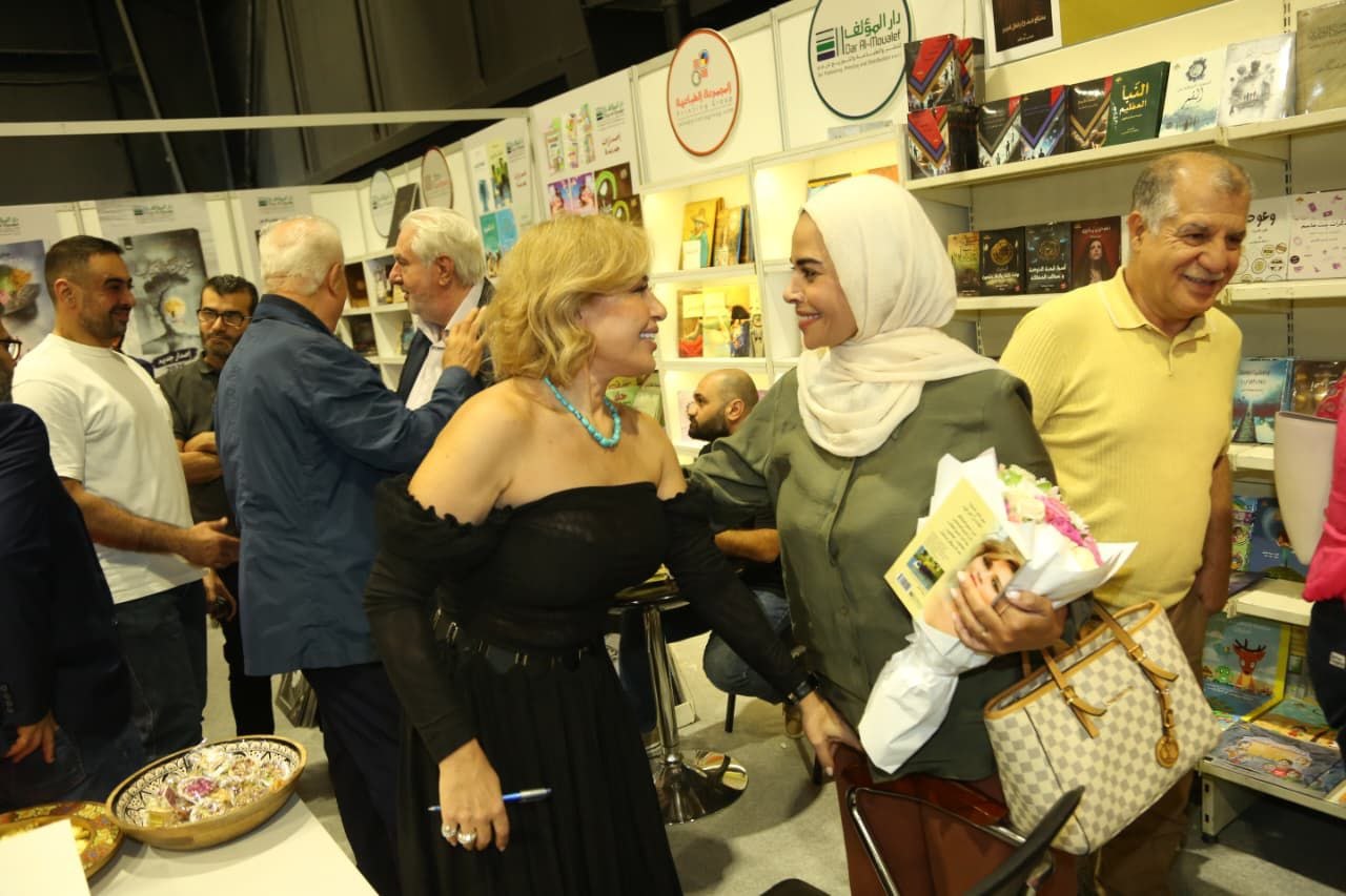 عبير بلال شرارة توقّع إصدارها الشعري «انقلاب على ميّت» في معرض بيروت للكتاب عبير بلال شرارة توقّع إصدارها الشعري «انقلاب على ميّت» في معرض بيروت للكتاب