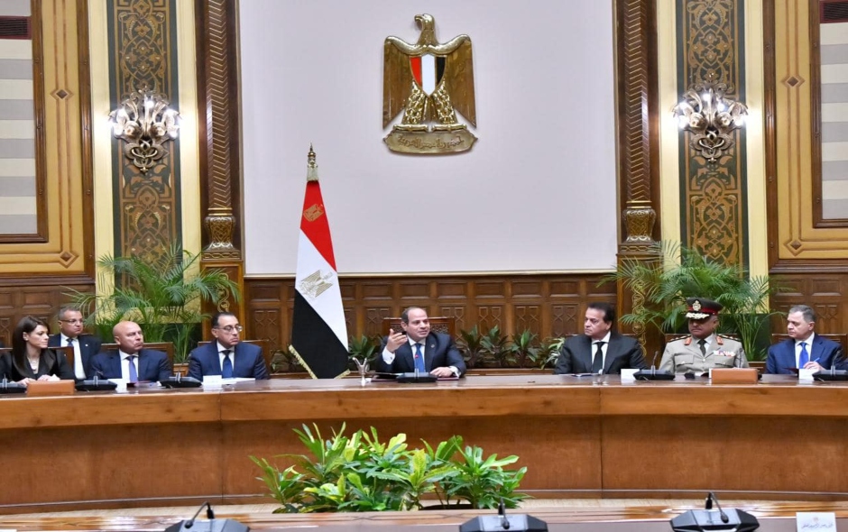 الرئيس السيسي يجتمع مع أعضاء الحكومة الجديدة والمحافظين ونواب الوزراء والمحافظين عقب أدائهم اليمين الدستورية