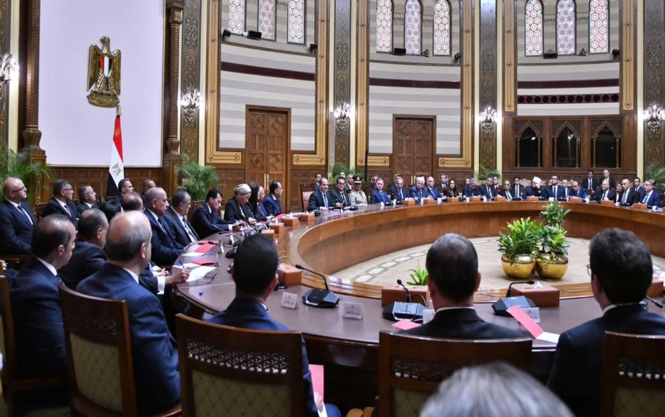 الرئيس السيسي يجتمع مع أعضاء الحكومة الجديدة والمحافظين ونواب الوزراء والمحافظين عقب أدائهم اليمين الدستورية