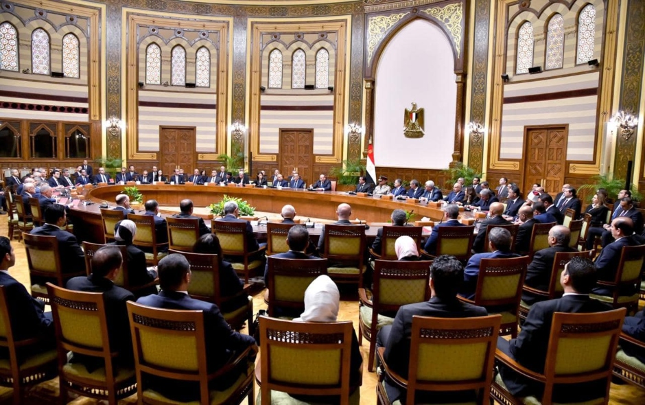 الرئيس السيسي يجتمع مع أعضاء الحكومة الجديدة والمحافظين ونواب الوزراء والمحافظين عقب أدائهم اليمين الدستورية