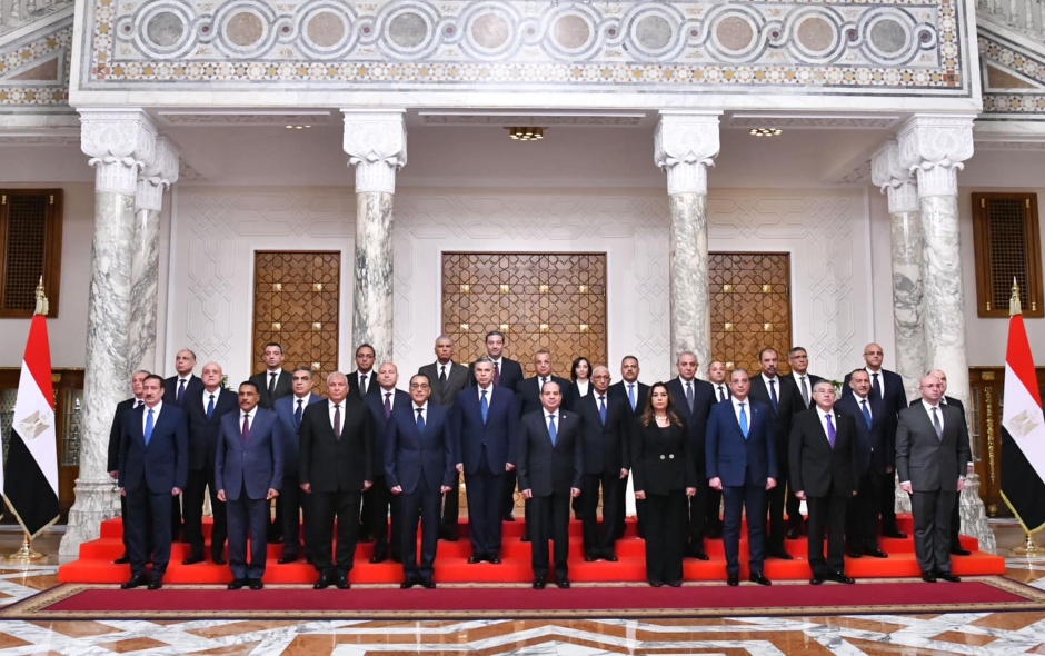 الرئيس السيسي يجتمع مع أعضاء الحكومة الجديدة والمحافظين ونواب الوزراء والمحافظين عقب أدائهم اليمين الدستورية