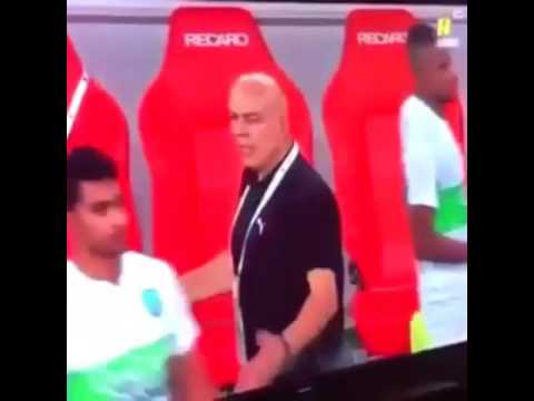 بالفيديو لاعب الأهلي حسين المقهوي يرفض مصافحة مدرّبه كريسيان غروس